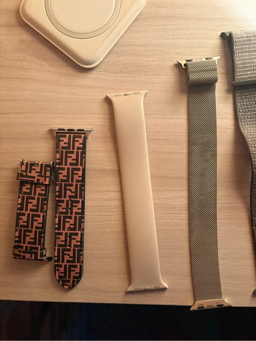 Apple Watch Series 8 41 MM aluminum starlight with straps and charger